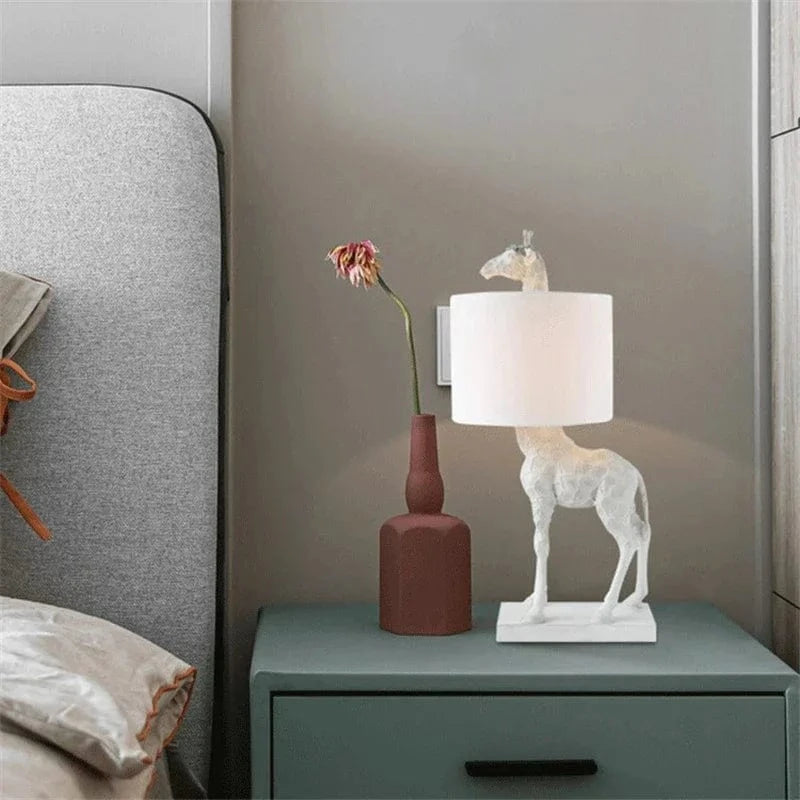 lampe de bureau design moderne girafe en résine éclairage créatif White Norenza
