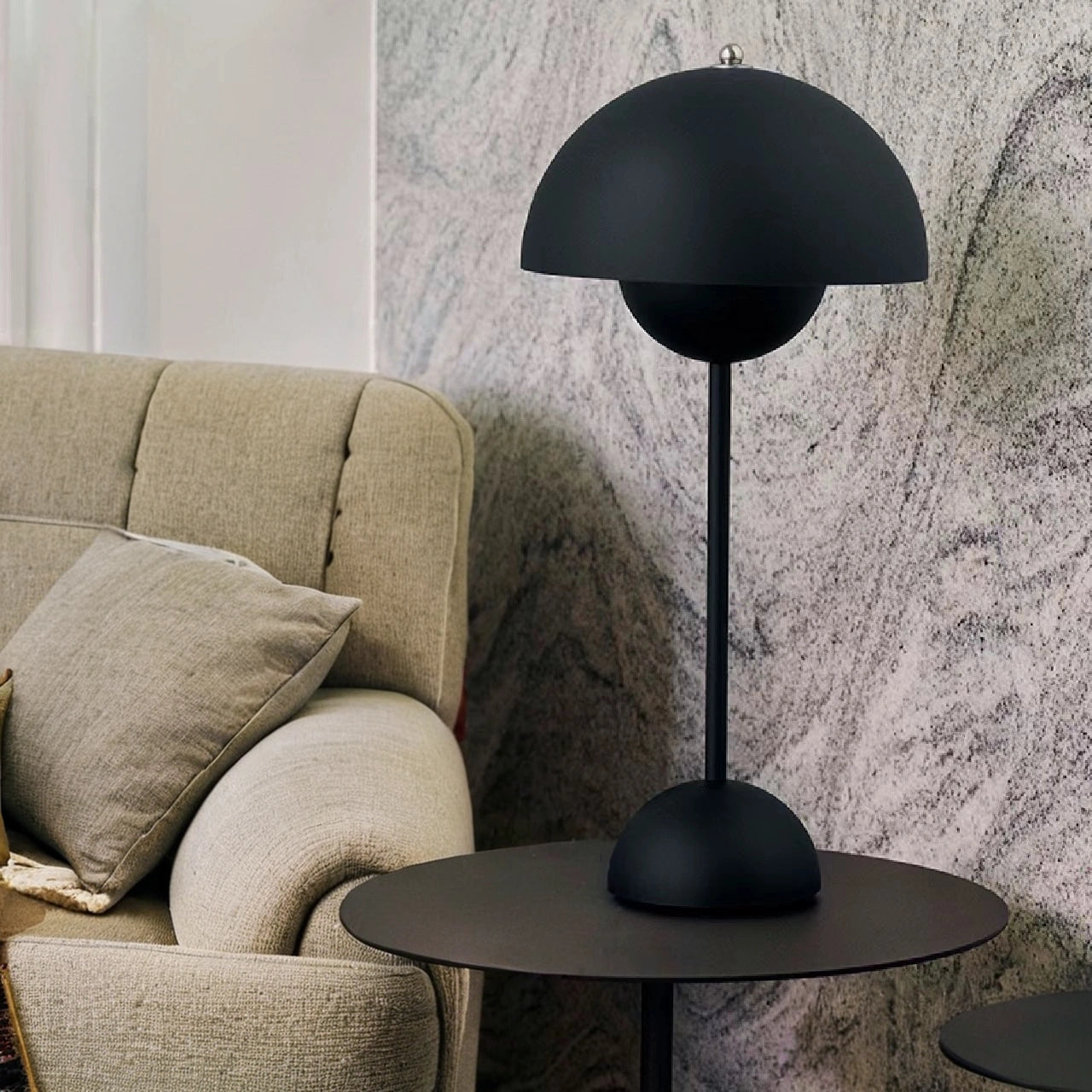 Lampe de bureau moderne LED en métal coloré avec abat-jour arrondi