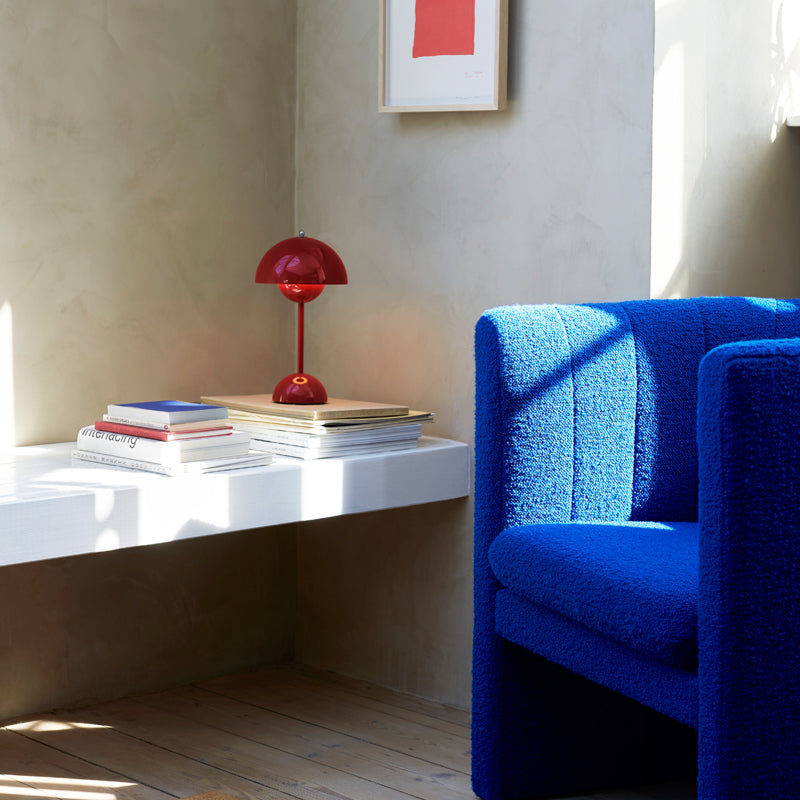 Lampe de bureau moderne LED en métal coloré avec abat-jour arrondi