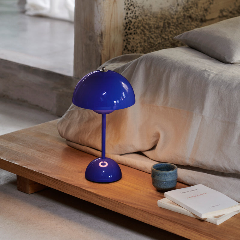Lampe de bureau moderne LED en métal coloré avec abat-jour arrondi