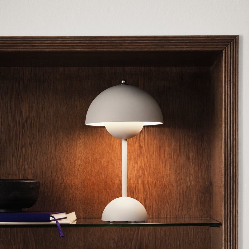 Lampe de bureau moderne LED en métal coloré avec abat-jour arrondi
